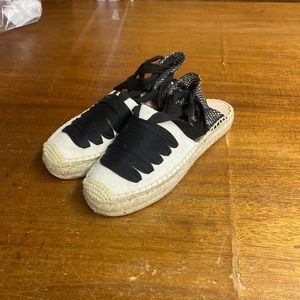 J Crew Lace-up espadrille sandals
Item BH427